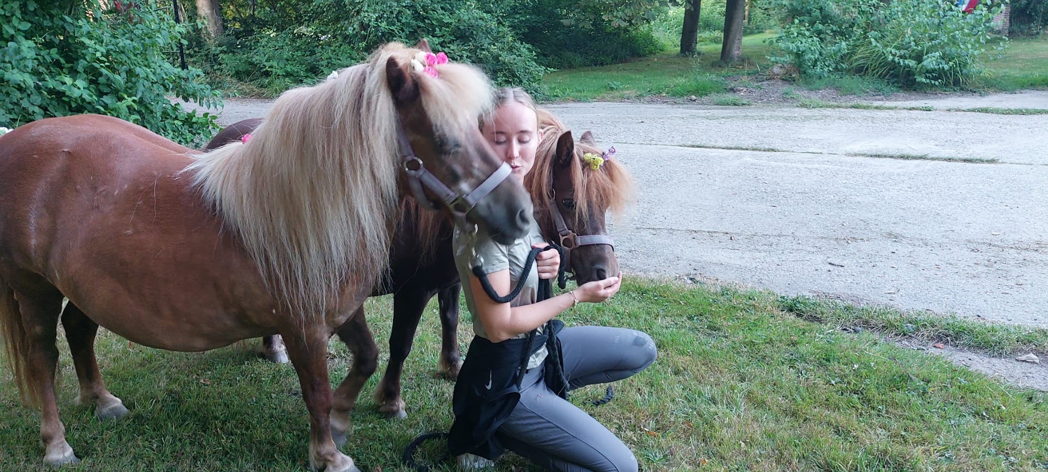 Dochter Annet met twee pony's